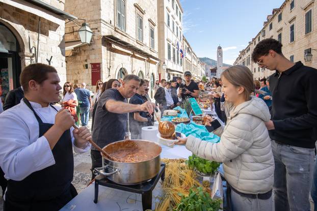 Dubrovnik: Tradicionalna Dubrovačka trpeza na Stradunu 