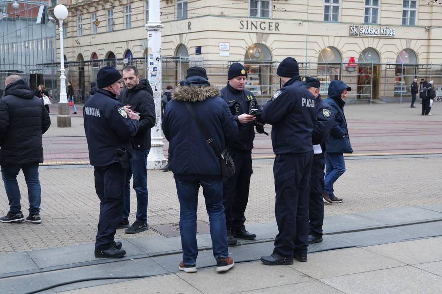 Policija na Trgu bana Josipa Jekačića uoči organiziranog dočeka brončanih rukometaša