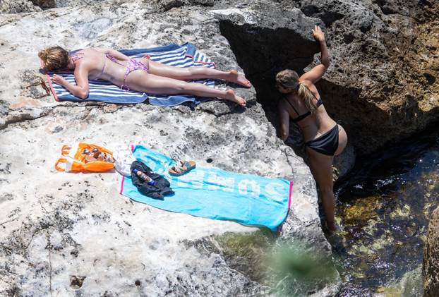 Plaže u Dubrovniku pune su kupača