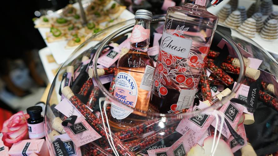 Poznate dame na predstavljanju Apivita Rose Pepper linije