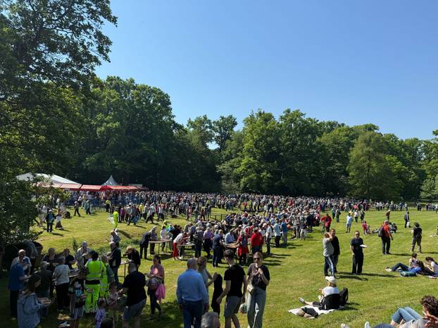 Hrvati čekaju u redu za porciju graha i roštiljaju na livadama