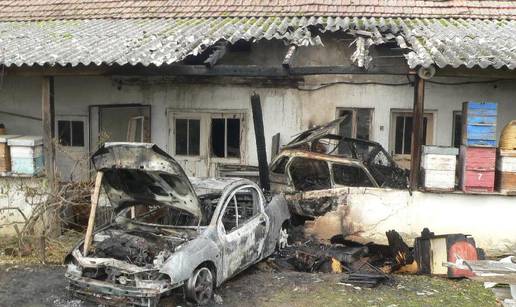 Plamteći Opel zapalio dio kuće, košnice i oldtimer