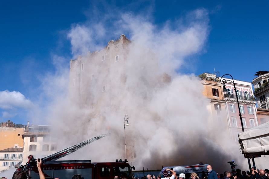 Part of Torre dei Conti tower collapses in Rome