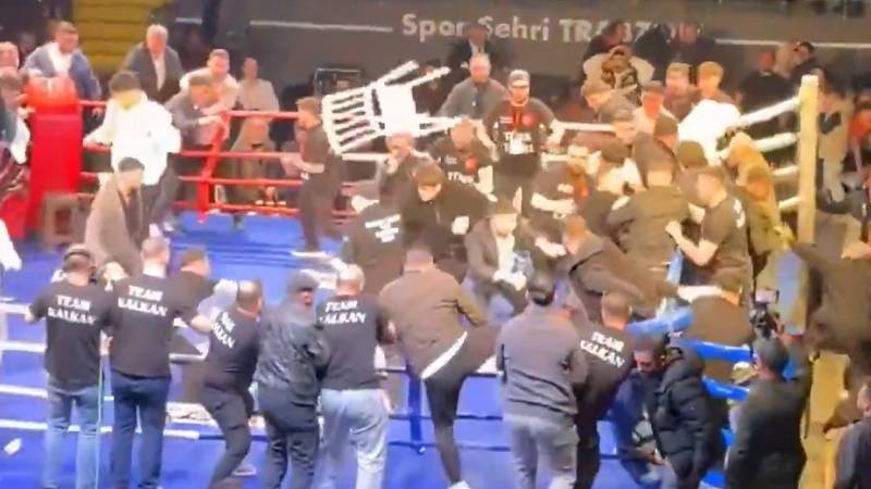 Opća makljaža nakon borbe u Turskoj. Gledatelji su uletjeli u ring, a letjele su šake i stolice