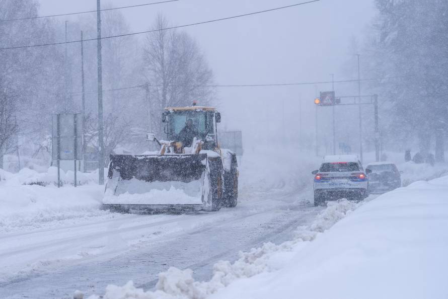 Korenica: Jako snježno nevrijeme stvorilo velike probleme u prometu