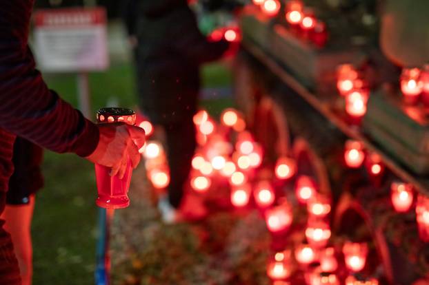 Osijek: Kod crvenog fiće koji gazi tenk zapaljene svijeće u sjećanje na Vukovar