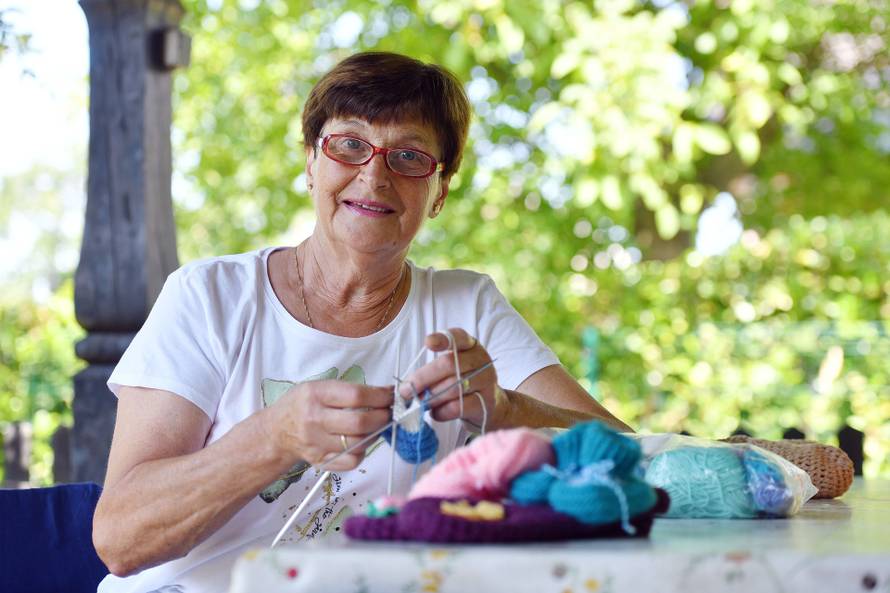 Frkanovec: Julijana Zadravec plete papučice 