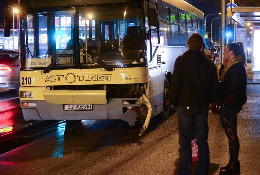 Troje ozlijeđenih u sudaru auta i autobusa, promet je otežan...