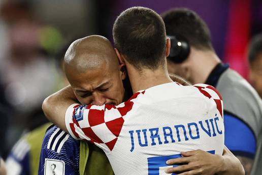 Dok su 'vatreni' slavili, jedan je tješio tužnog suigrača Japanca