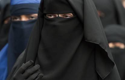 Iran postrožio zakon o hidžabu: Prijete kaznama od 15 godina zatvora pa do udaranja bičem
