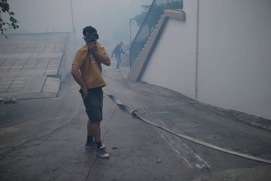 Kanader pomaže u gašenju, u Makarsku stiže i 150 vojnika