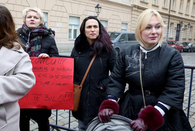 Zagreb: Prosvjed na Markovom trgu Udruge obitelji djece s teškoćama u razvoju "Sjena"
