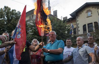 Vojislav Šešelj je u Beogradu opet zapalio hrvatsku zastavu 