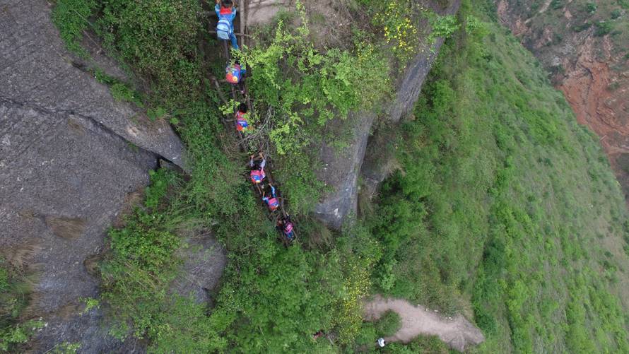 Pupils Climb Vines Down 800-meter Cliff To School