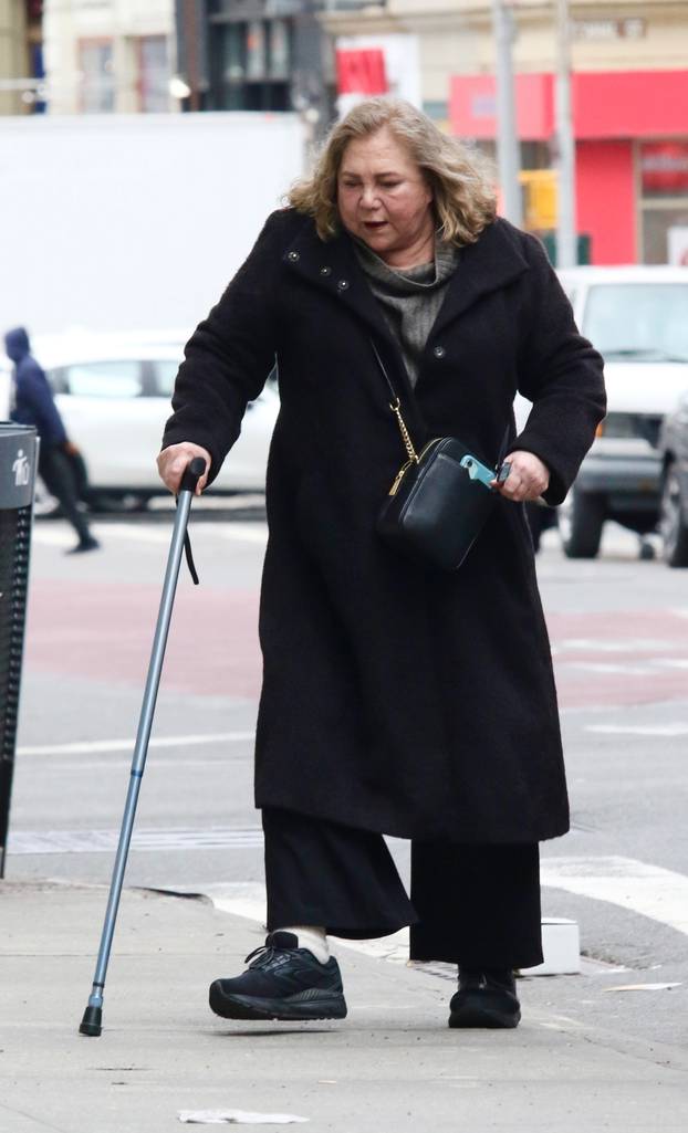 *PREMIUM-EXCLUSIVE* Kathleen Turner looks unrecognizable as she struggles in pain to walk with a cane during a rare public outing **WEB EMBARGO UNTIL APRIL 9, 2024 UNTIL 2:00 PM ET**