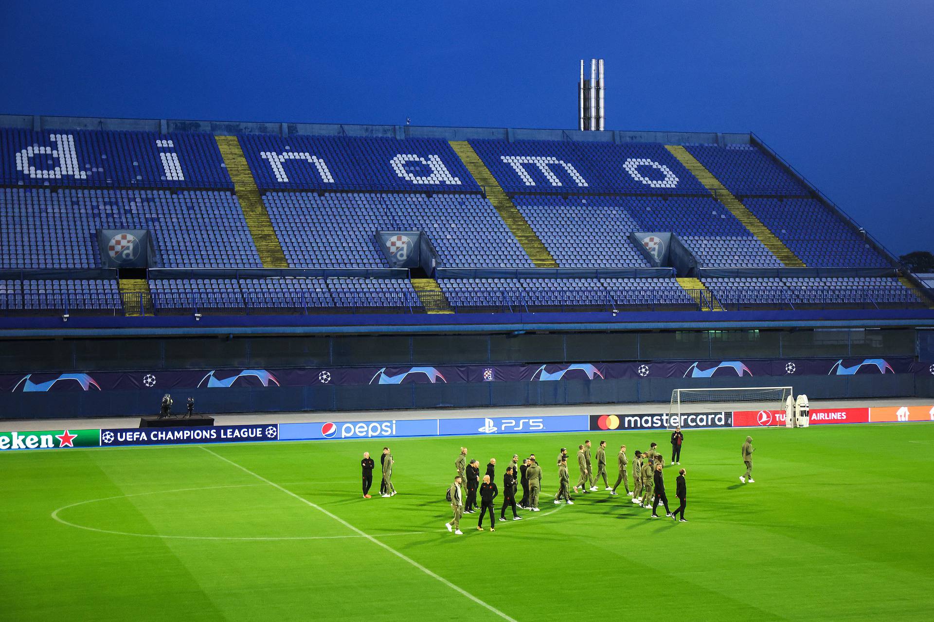 Zagreb: Nogometaši Milana prošetali stadionom Maksimir