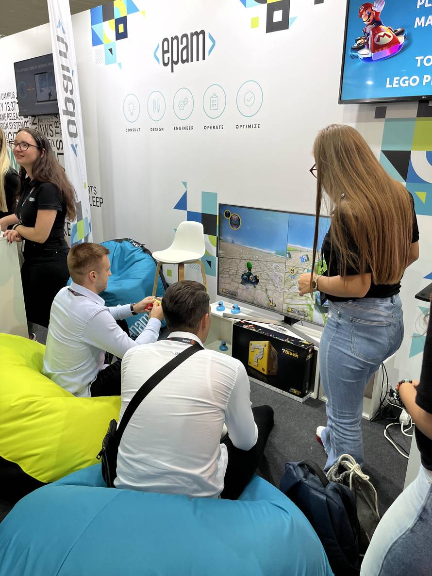 Čime programeri privlače ljude: Besplatnim majicama, pićem i automobilom iz kultnog filma