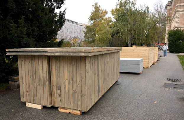 Zagreb: Postavljanje adventskih kućica na Strossmayerovom trgu