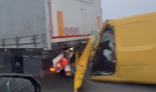 VIDEO Krš i lom na obilaznici: 'Prednji dio kombija je totalno smrskan. Nastale su gužve'