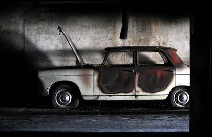 Huligani iz zabave zapalili aute u podzemnoj garaži?