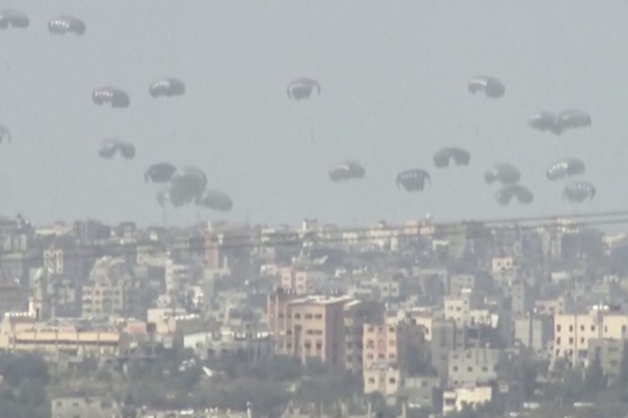 Pomoć spuštena iznad Gaze, jedan padobran se ne otvara
