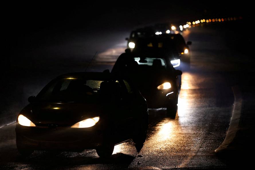 Evacuated residents leave Saint-Aubain-de-Medoc