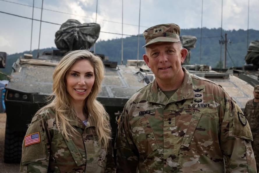 FOTO Pogledajte američku veleposlanicu u Slunju, dijelila obroke vojnicima na vježbi