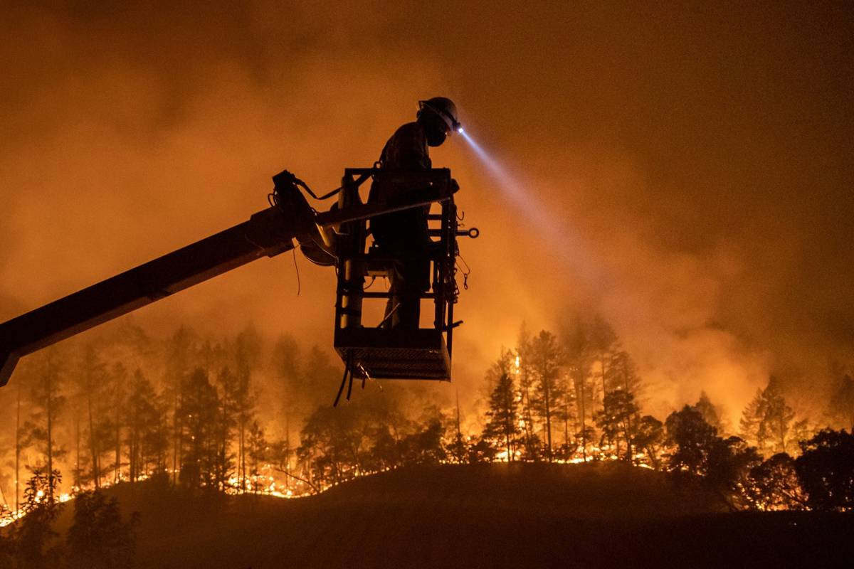 Gori zapad SAD-a: Vatrogasci poginuli u padu kanadera