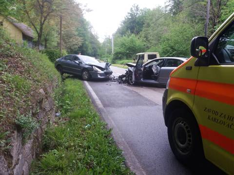 Sudarila se dva automobila u Karlovcu, dvoje ljudi ozlijeđeno