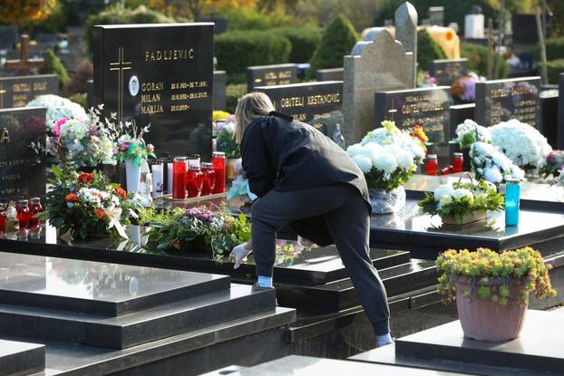 Zagreb: Građani obilaze posljednja počivališta svojih najmilijih uoči Svih svetih
