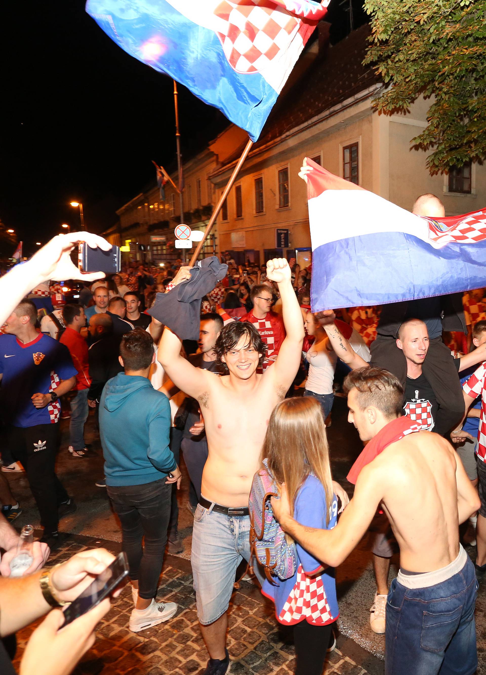 Karlovac: NavijaÄka euforija na gradskim ulicama nakon ulaska Hrvatske u finale