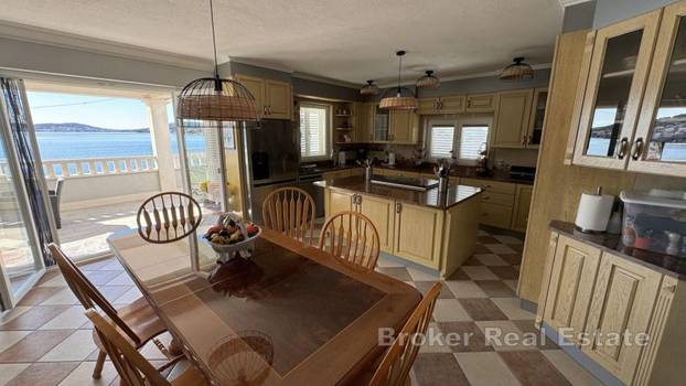 FOTO Iz kuće u more! Ova vila prvi red do mora ima konobu i vinoteku, a evo koliko košta