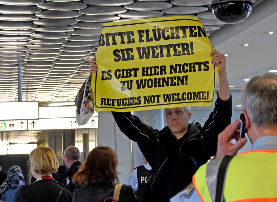 Prvi sirijski izbjeglice sletjeli u Njemačku, stigle su tri obitelji