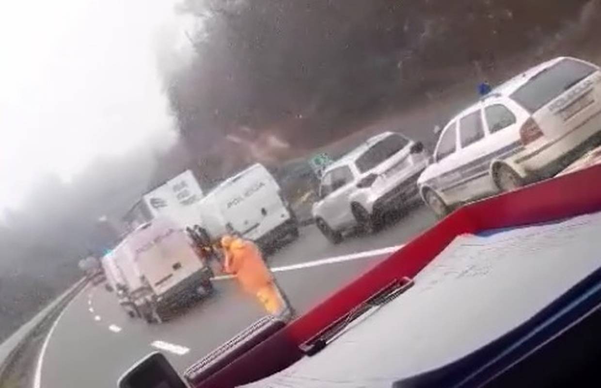 VIDEO Policija je kraj Vrbovskog zaustavila kamion s migrantima