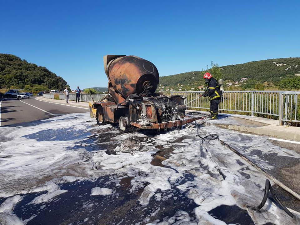 Gorio kamion, vatrogasci hitno reagirali da se ne zapali šuma