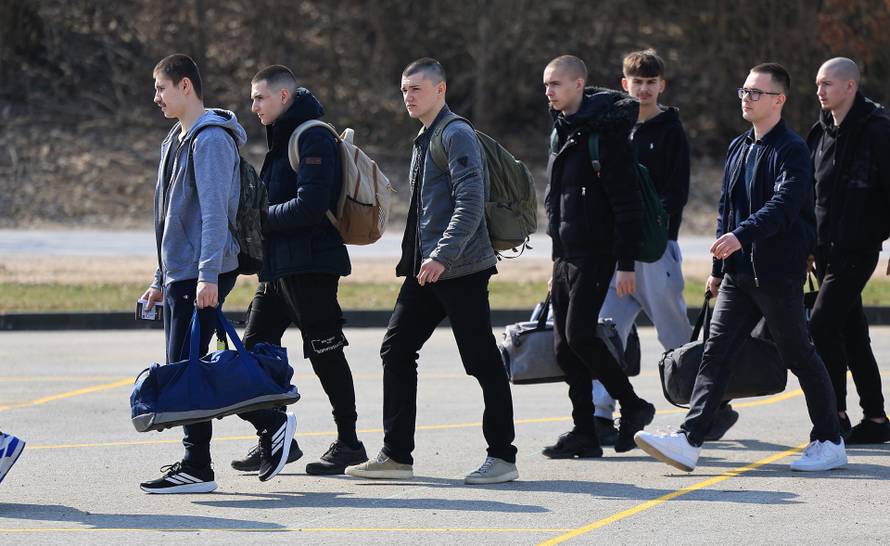 Ministar Anušić i general Kundid na prvom danu TVO-a na Slunju