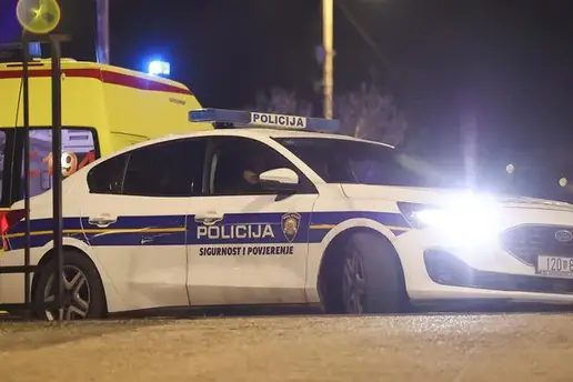 TE&Scaron;KA PROMETNA Tri osobe ostale zarobljene u autu, vatrogasci ih spa&scaron;avali