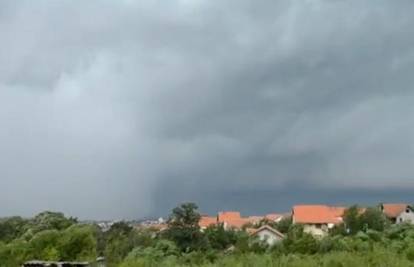 Srbija: Tornado nosio krovove, a na magistrali prevrnuo šleper