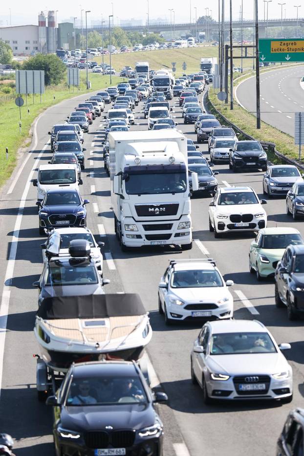 Zagreb: Gužve prema Jadranu, kolone vozila protežu se kilometrima