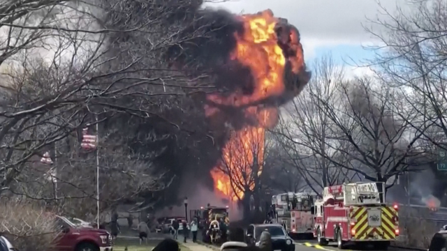 Dramatične snimke iz SAD-a: Stradao vozač u eksploziji cisterne, zabio se u stablo