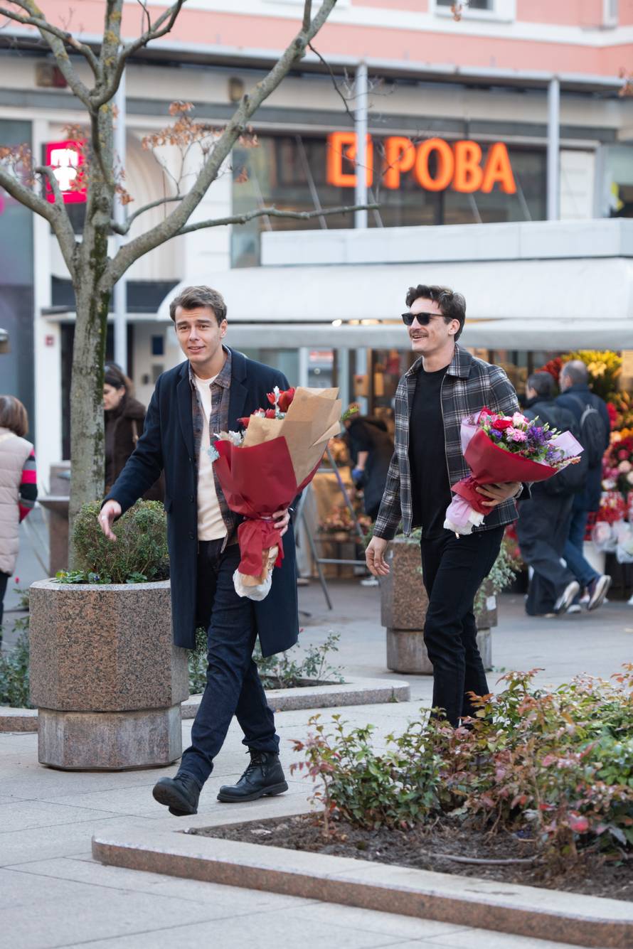Za koga li su buketi? Marko i Nikola iz 'Divljih pčela' popili kavu pa kupili divno cvijeće