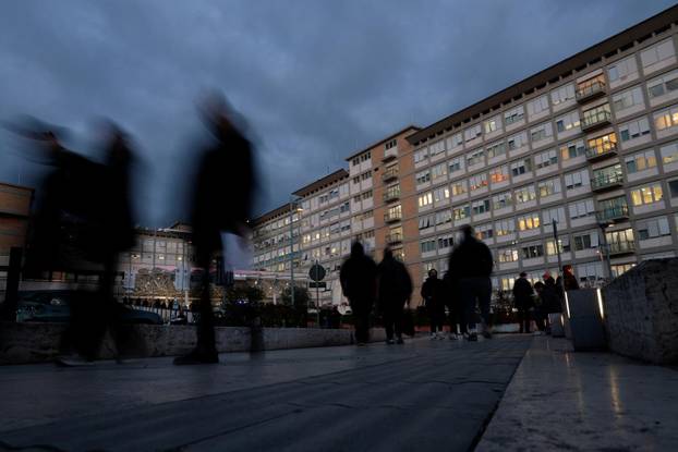 Pope Francis continues treatment for a respiratory tract infection at Gemelli hospital