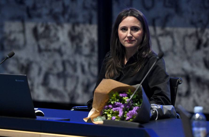 Zagreb: Žene u Vladi dočeko buket cvijeća 