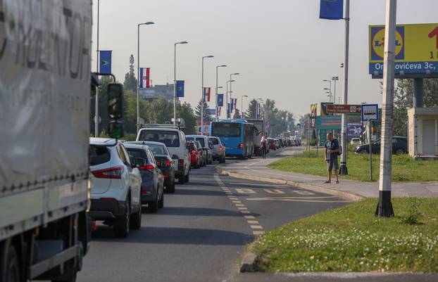 Zagreb: Prometne guÅ¾ve na aveniji  VeÄeslava Holjevca zbog radova u ulici SR NjemaÄke
