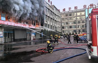 Strava u Kini: Izbio veliki požar u poslovnoj zgradi. Najmanje 25 mrtvih, deseci završili u bolnici