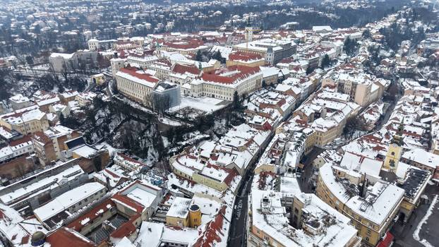 Pogled iz zraka na centar Zagreba prekriven snijegom