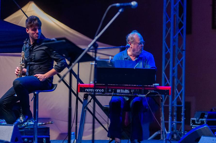 Vela Luka: Koncert "Vrijeme ljubavi" Zorice Kondže i orkestra Joška Banova