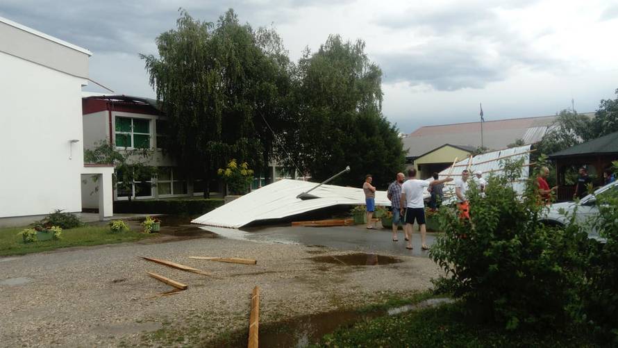 Jak vjetar ruši krovove: Palo je i krovište sa škole u Pitomači