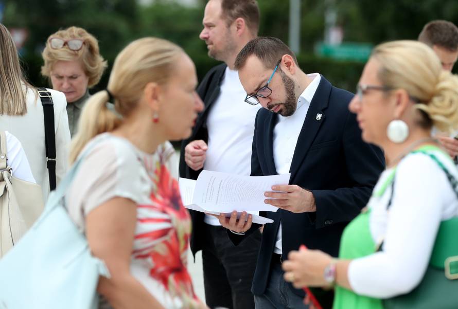 Zagreb: Tomašević i suradnici evakuirani iz zgrade zbog prijetnje bombom 