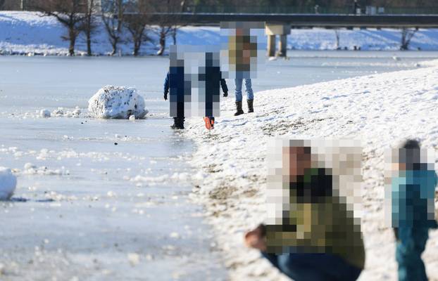 FOTO Kae s glavom: 'Hodali su zaleđenim Jarunom. Policija je bila i potjerala djecu i roditelje'